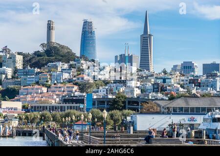 Vue sur la ville de San Francisco depuis la baie, y compris la jetée, la tour Coit, la pyramide Transamerica et la tour Salesforce encore en construction Banque D'Images