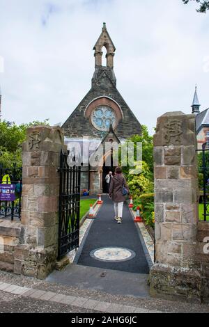 8 juillet 2013 La petite église St Augustines de l'Irlande s'appuyant sur les murs de la ville de Londonderry en Irlande du Nord. Banque D'Images