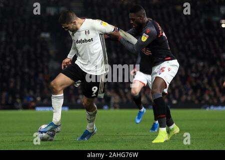 Londres, Royaume-Uni. Dec 29, 2019. Aleksandr Mitrovic de Fulham (L) en action avec Bruno Martins Indi de Stoke City (R). Match de championnat Skybet EFL, Fulham v Stoke City à Craven Cottage, à Londres, le dimanche 29 décembre 2019. Cette image ne peut être utilisé qu'à des fins rédactionnelles. Usage éditorial uniquement, licence requise pour un usage commercial. Aucune utilisation de pari, de jeux ou d'un seul club/ligue/dvd publications. pic par Steffan Bowen/Andrew Orchard la photographie de sport/Alamy live news Crédit : Andrew Orchard la photographie de sport/Alamy Live News Banque D'Images