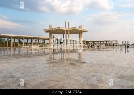 La Mosquée Shah Faisal Masjid Islamabad pittoresque avec vue imprenable sur les visiteurs au coucher du soleil sur un ciel bleu ensoleillé Jour Banque D'Images