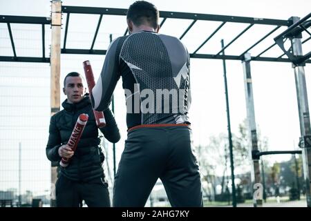 Taille du boxeur debout sur le terrain de sport et d'avoir sa formation Banque D'Images