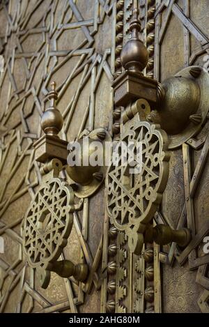 Portes en bronze gravé de façon exquise équipé d'une paire de heurtoirs de bronze ouvragé, fine, du Palais royal Dar El Makhzen, Fès, Maroc, Afrique du Nord. Banque D'Images