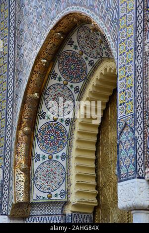 L'impressionnant, à la passerelle mauresque du palais royal Dar El Makhzen, Fès, Maroc, Afrique du Nord. Banque D'Images