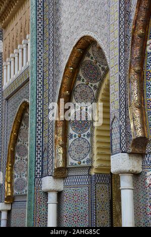 L'impressionnant, à la passerelle mauresque du palais royal Dar El Makhzen, Fès, Maroc, Afrique du Nord. Banque D'Images