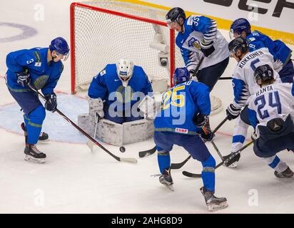 Trinec, République tchèque. Dec 29, 2019. L-R Artyom Korolev, Roman Kalmykov, Konstantin Bondarenko (tous les KAZ), Aku Raty, Mikko Kokkonen (FIN), Danil Butenko (KAZ) et Sampo Ranta (FIN) en action au cours de la 2020 Championnat mondial junior des Championnats de Hockey sur glace match du groupe A entre le Kazakhstan et la Finlande à Trinec, en République tchèque, le 29 décembre 2019. Crédit : Vladimir/Prycek CTK Photo/Alamy Live News Banque D'Images