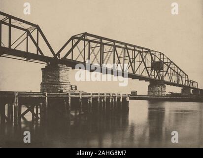 C Antique1890 photo, "pont-levis le plus long dans le monde, B&O Railroad sur Arthur Kill entre Elizabethport, NJ et Staten Island, New York." L'Arthur Kill pont est un pont de chemin de fer reliant Staten Island à New Jersey's Chemical Coast, avec cérémonie d'ouverture le 1er janvier 1890. SOURCE : PHOTO CYANOTYPE ORIGINAL Banque D'Images