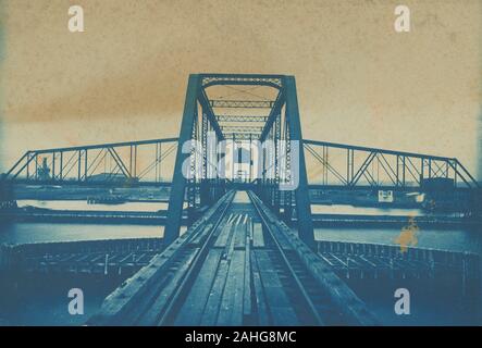 C Antique1890 photo, "pont-levis le plus long dans le monde, B&O Railroad sur Arthur Kill entre Elizabethport, NJ et Staten Island, New York." L'Arthur Kill pont est un pont de chemin de fer reliant Staten Island à New Jersey's Chemical Coast, avec cérémonie d'ouverture le 1er janvier 1890. SOURCE : PHOTO CYANOTYPE ORIGINAL Banque D'Images