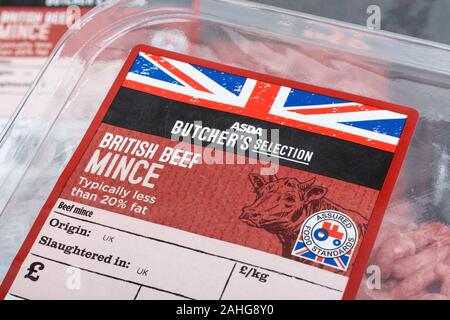 Étiquette alimentaire de viande de bœuf mince ASDA emballée en plastique gros plan. Étiquette « Nutrition & Diet Facts », plastique à usage unique, emballage alimentaire en plastique, produits à base de viande. Banque D'Images