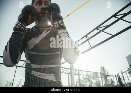 Portrait de la confiance grave à boxer dans la distance Banque D'Images
