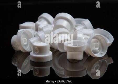 Close-up de l'organe Couvercles, disques, tubes pour les pulvérisateurs d'aérosols et de produits chimiques et des parfums. Les pièces utilisées dans l'industrie des aérosols Banque D'Images