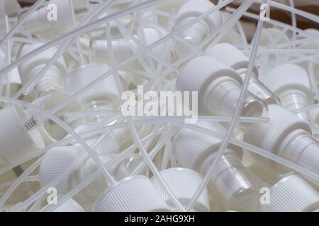 Close-up de l'organe Couvercles, disques, tubes pour les pulvérisateurs d'aérosols et de produits chimiques et des parfums. Les pièces utilisées dans l'industrie des aérosols Banque D'Images