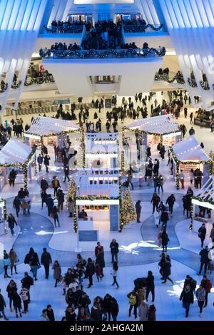 L'Oculus de Westfield World Trade Center est somptueusement décoré pour les fêtes de fin d'année et attire d'énormes foules, New York City, USA 2019 Banque D'Images