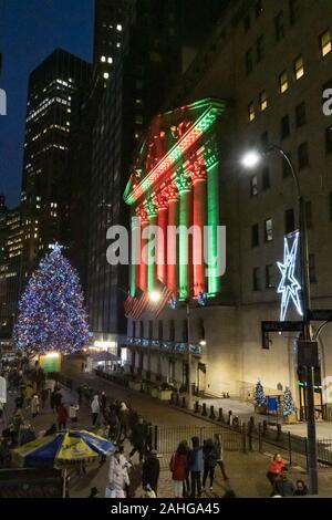 La Bourse de New York est décoré avec des lumières de fête et de guirlandes pendant la saison de vacances, NYC, USA Banque D'Images