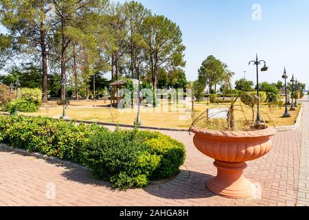 Islamabad, vue sur le lac pittoresque parc vue à couper le souffle de l'immense pot de fleurs sur un ciel bleu ensoleillé Jour Banque D'Images