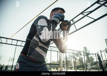 Taille de boxeur professionnel debout avec ses poings jusqu Banque D'Images