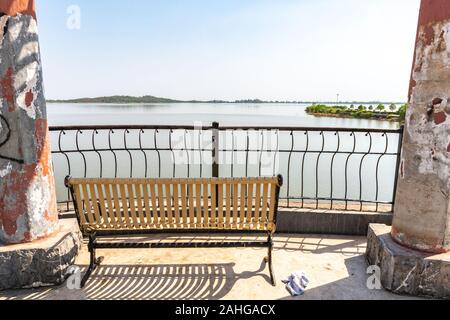 Islamabad, vue sur le lac pittoresque parc Vue imprenable sur banc assis sur un ciel bleu ensoleillé Jour Banque D'Images