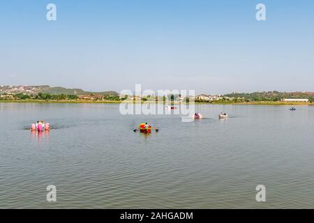 Islamabad Parc Vue sur le lac vue à couper le souffle pittoresque de visiteurs avec des bateaux à voile sur un ciel bleu ensoleillé Jour Banque D'Images