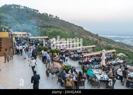 Islamabad Le Monal Restaurant de collines de Margalla vue pittoresque sur un ciel bleu ensoleillé Jour Banque D'Images