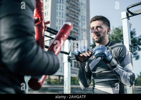 Boxer tout en ayant confiance en fronçant formation au terrain de sport Banque D'Images