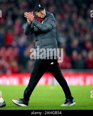 Manager de Liverpool Jurgen Klopp applaudit les fans à la fin de la Premier League match au stade d'Anfield, Liverpool. Banque D'Images