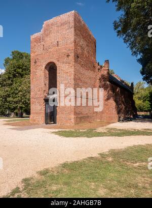 Jamestown, Virginie - 2 septembre 2019 : l'église en brique d'origine et de la tour de l'établissement de Jamestown en Virginie Banque D'Images