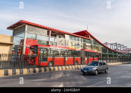 Islamabad, Rawalpindi Bus Station de métro Centaurus sud à zone bleue avec la conduite automobile au coucher du soleil Ciel bleu ensoleillé Jour Banque D'Images