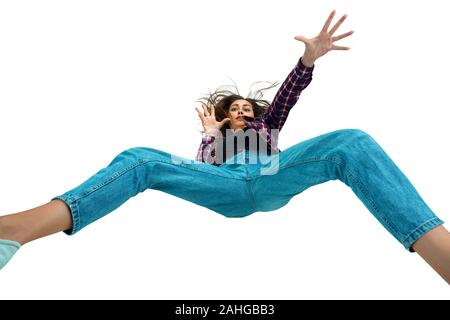 Une seconde avant de tomber. Portrait jeune fille tomber en moment avec des émotions et de l'expression du visage. Modèle féminin en vêtements décontractés. Choqué, terrifié, criant. Copyspace pour ad. Banque D'Images