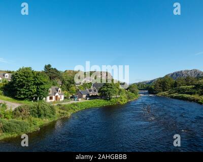 Le village de Poolewe, Wester Ross, avec la rivière Ewe qui traverse, sur les rives du Loch Ewe, dans les hautes terres du nord-ouest de l'Écosse Banque D'Images