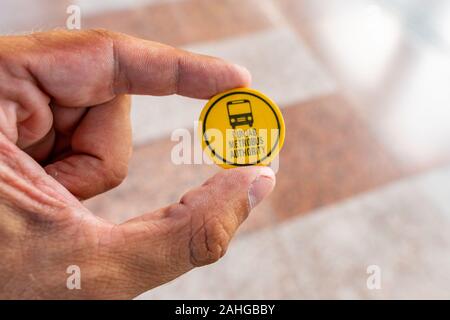 Islamabad, Rawalpindi Bus Station de métro Centaurus sud à Zone Bleue Vue rapprochée de jeton de couleur jaune Ticket Banque D'Images