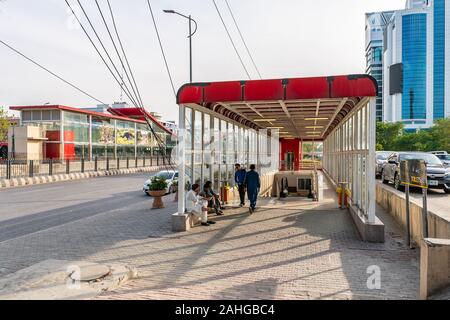 Islamabad, Rawalpindi Bus Station de métro Centaurus sud à zone bleue en cours d'adoption au coucher du soleil Ciel bleu ensoleillé Jour Banque D'Images