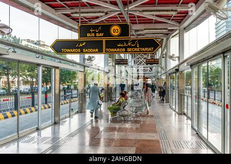 Islamabad, Rawalpindi Bus Station de métro Centaurus sud à zone bleue vue de personnes qui sont assis et attendant l'Autobus Banque D'Images