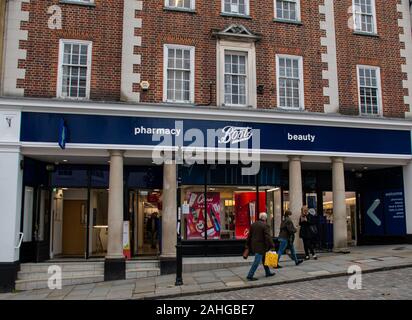 Guildford, Royaume-Uni - 06 novembre 2019 : La façade de bottes chimiste dans High Street Banque D'Images