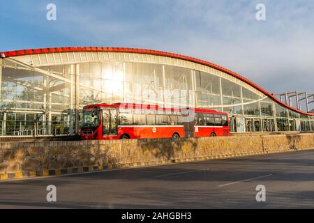 Islamabad, Rawalpindi Bus Station de métro Centaurus sud à zone bleue au coucher du soleil Ciel bleu ensoleillé Jour Banque D'Images