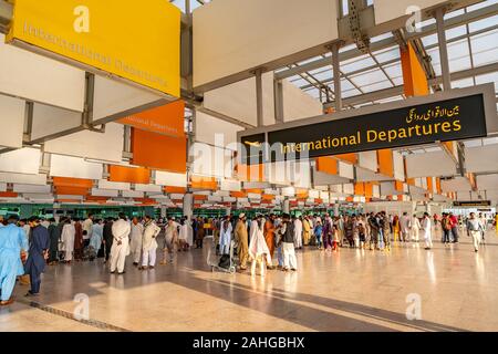 L'Aéroport International d'Islamabad vue à couper le souffle pittoresque de personnes qui sortaient d'un pays étranger sur un ciel bleu ensoleillé Jour Banque D'Images