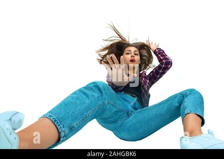 Une seconde avant de tomber. Portrait jeune fille tomber en moment avec des émotions et de l'expression du visage. Modèle féminin en vêtements décontractés. Choqué, terrifié, criant. Copyspace pour ad. Banque D'Images