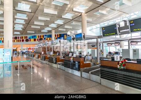 L'Aéroport International d'Islamabad vue à couper le souffle pittoresque de départs nationaux comptoirs d Banque D'Images