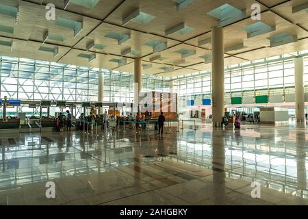 L'Aéroport International d'Islamabad vue à couper le souffle pittoresque de départs nationaux comptoirs d Banque D'Images