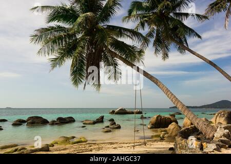 Paysage idyllique d'eau turquoise sur la plage vide, de palmiers et de rochers dans l'île de Koh Phangan, Thaïlande. Destination de voyage d'été concept Banque D'Images