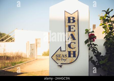 Style Vintage beach sign sur la colonne blanche. Vacances d'été, des vacances sur la côte de concepts Banque D'Images