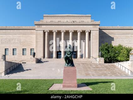 Auguste Rodin, le penseur (le Penseur) à l'extérieur de l'Nelson-Atkins Museum of Art, Kansas City, Missouri, États-Unis Banque D'Images