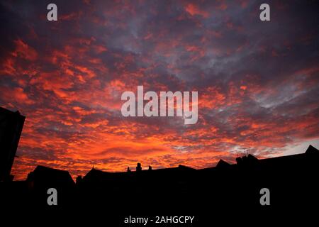 Crewe, Cheshire, Royaume-Uni. 29 Décembre, 2019. Vue d'un coucher de soleil d'hiver le long des maisons mitoyennes sur Gresty Road de l'intérieur du stade Alexandra (Gresty Road), accueil à Crewe Alexandra FC. Banque D'Images