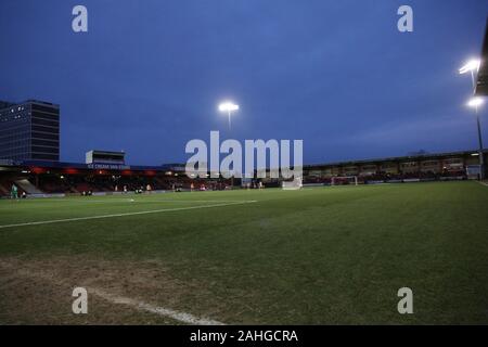 Crewe, Cheshire, Royaume-Uni. 14 Décembre, 2019. Le stade Alexandra (Gresty Road), accueil à Crewe Alexandra, sous les projecteurs avec un ciel du soir. Banque D'Images