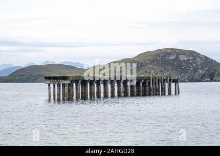 Vestiges de l'embarcadère de la deuxième Guerre mondiale pour le dépôt de défense de boom à Mellon Charles, rive orientale du Loch Ewe, Wester Ross, Highlands du nord-ouest de l'Écosse Banque D'Images