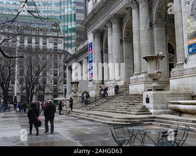 NEW YORK - Février 2017 : La branche principale de la bibliothèque publique de New York est un monument qui occupe un bloc complet sur la Fifth Avenue et 42e rue. Banque D'Images