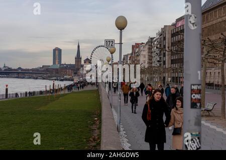 Les rives du Rhin à Düsseldorf en décembre 2019 Banque D'Images