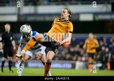 Tom Eaves de Hull City en action au cours de l'EFL Skybet match de championnat, Queens Park Rangers v Hull City à la Fondation Prince Kiyan, stade Loftus Road à Londres le dimanche 29 décembre 2019. Cette image ne peut être utilisé qu'à des fins rédactionnelles. Usage éditorial uniquement, licence requise pour un usage commercial. Aucune utilisation de pari, de jeux ou d'un seul club/ligue/dvd publications. Photos par Tom Smeeth/Andrew Orchard la photographie de sport/Alamy live news Crédit : Andrew Orchard la photographie de sport/Alamy Live News Banque D'Images