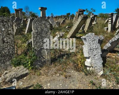 Rajacke pivnice, la Serbie, le 10 septembre 2012. Un vieux cimetière du village situé sur une colline au-dessus du village de Rajac. Il y a des vieilles pierres tombales dans le CEM Banque D'Images