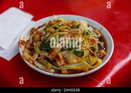 Gros plan sur Les Nouilles Laghman - plat de popluar en Ouzbékistan, au Xinjiang, au Kazakhstan et au Kirghizstan. Les autres ingrédients sont la viande (p. ex. mutton) et les légumes Banque D'Images