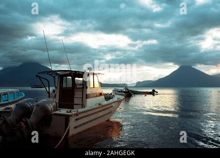 Bateau de pêche avec spectaculaire, nuageux coucher du soleil et des volcans. Lac Atitlan, Guatemala. Déc 2018 Banque D'Images