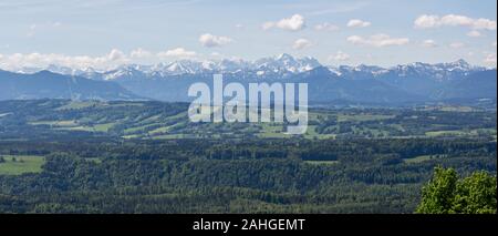 Vue panoramique sur la chaîne de montagnes de Wetterstein. Le sommet au milieu est Zugspitze, la plus haute montagne de Germanys avec 2 962 mètres. Banque D'Images